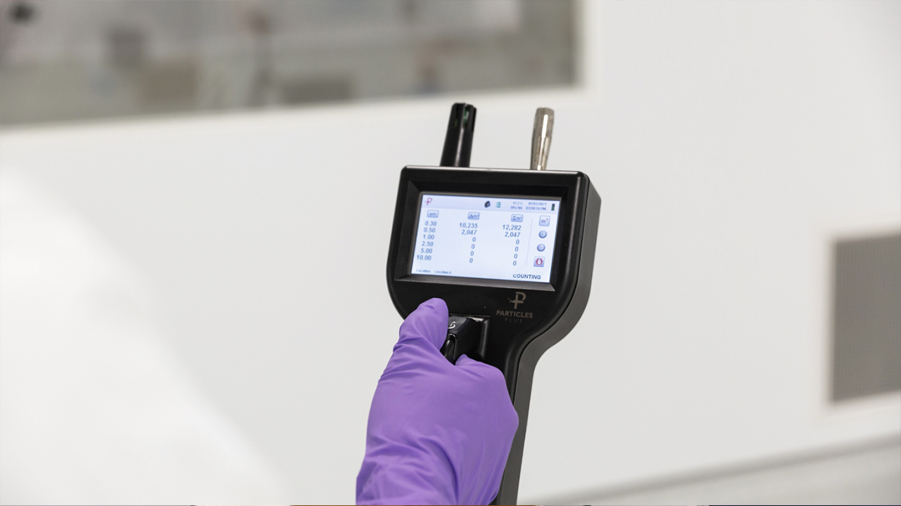 Cleanroom operator using a particle counter